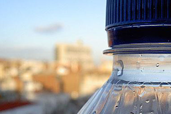 Νερό σε πλαστικά μπουκάλια