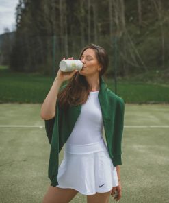 γυναίκα πίνει νερό με μπουκάλι νερού Equa Match